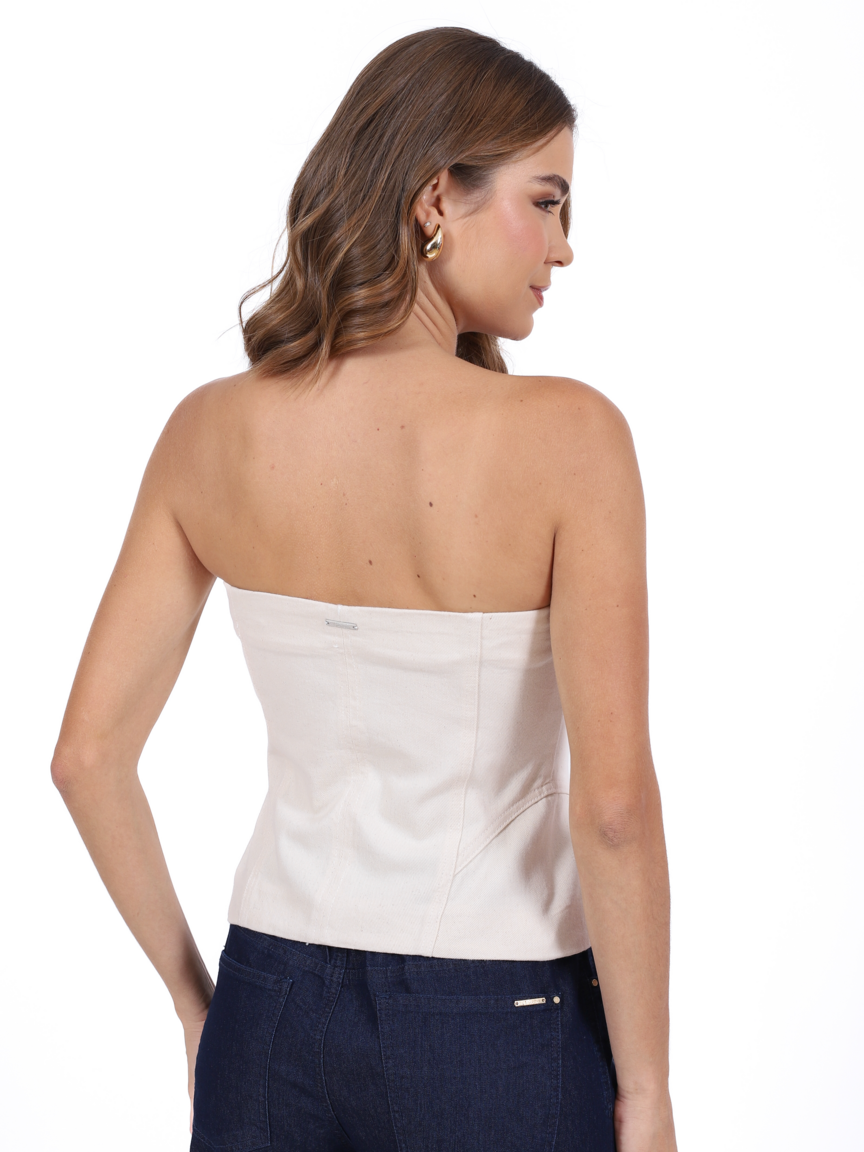 Detalhe botões e acabamentos da blusa jeans Skenn