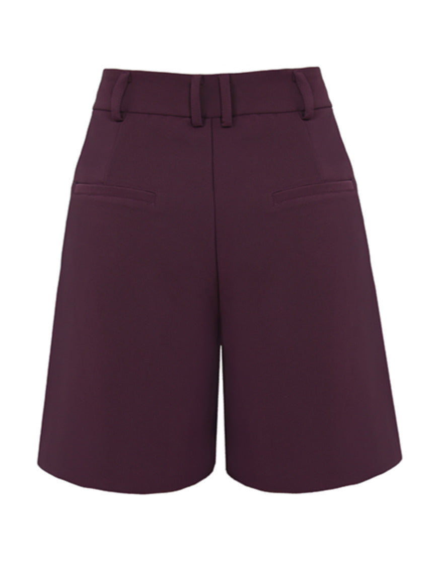 Bermuda alfaiataria Skenn 413405 em uso, look completo feminino