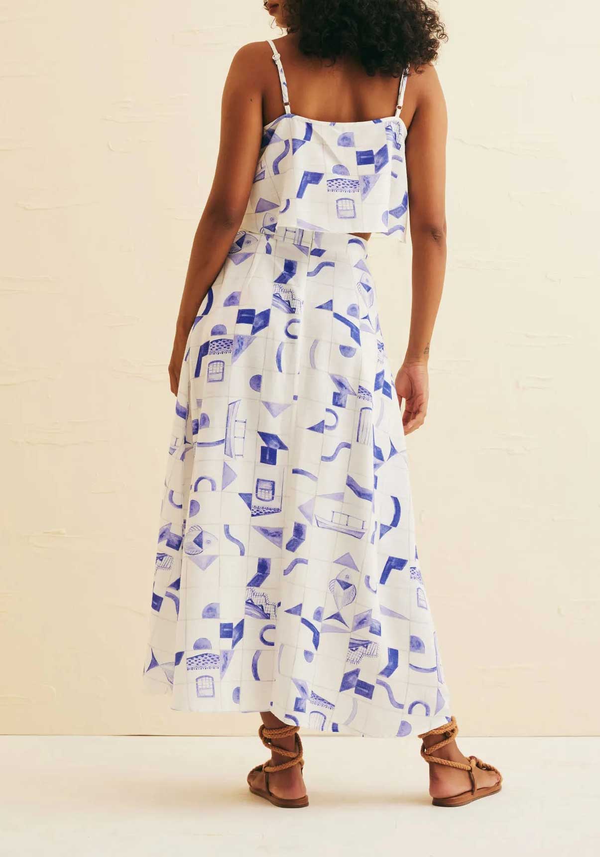 Detalhe das ponteiras laterais da blusa cropped Cacay