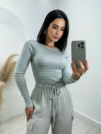 Detalhe ribinha na gola e mangas da blusa Skenn