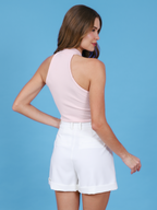 Blusa canelada tricot Skenn feminina, look completo em modelo