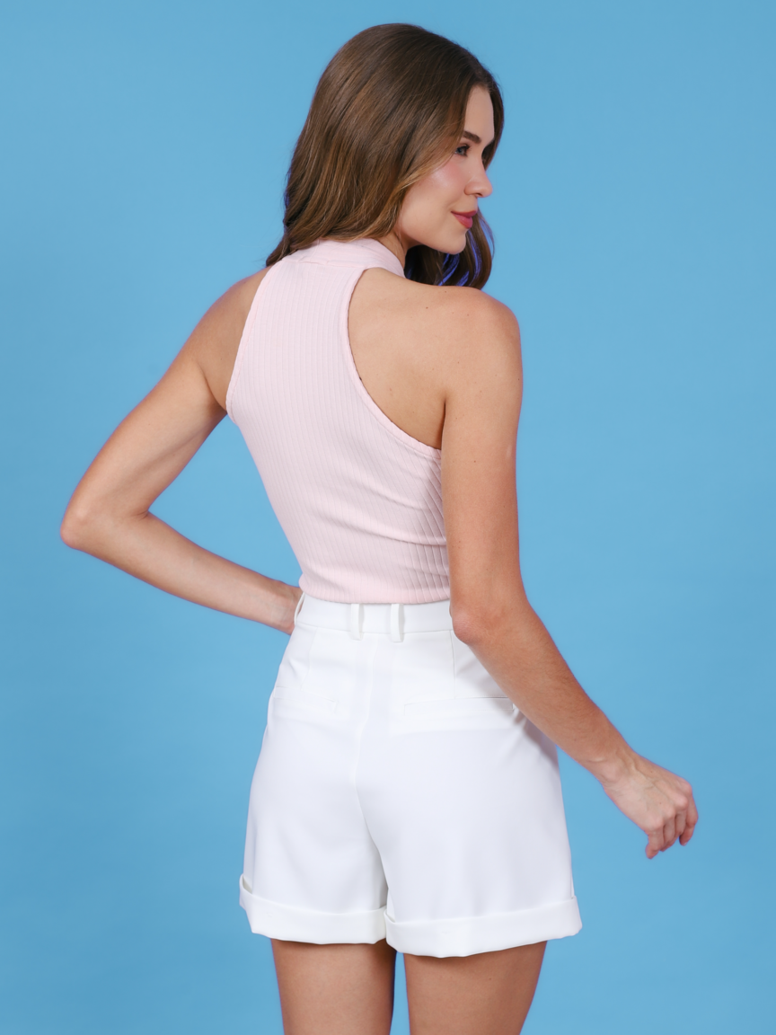 Blusa canelada tricot Skenn feminina, look completo em modelo