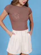 Lateral da blusa bordada Skenn 404114 para mulher