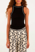 Blusa regata rib franzido Farm Rio em azul marinho, frente feminina