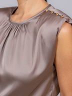 Blusa Gloss cetim Skenn, detalhe lateral do caimento