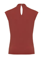 Close detalhes begonia aplicados na blusa Skenn
