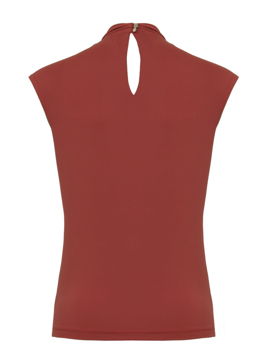 Close detalhes begonia aplicados na blusa Skenn