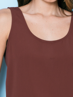 Close tecido crepe estruturado blusa regata alfaiataria