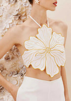 Blusa cropped feminina com flor em bordado, vista frontal
