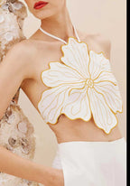 Look completo da blusa cropped com flor bordada Cacay