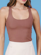 Look completo blusa básica Amni Skenn versatilidade