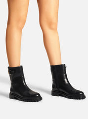 BOTA PRETA COURO CANO CURTO TRATORADA FIVELA A 13723 0009 0001 AREZZO