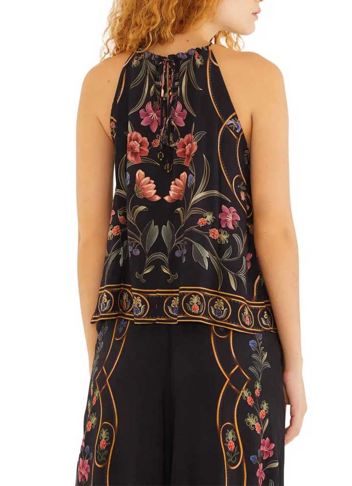 Detalhe da estampa floral colorida da blusa regata Belle Farm Rio