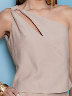 Detalhe lateral e caimento da blusa alfaiataria Skenn