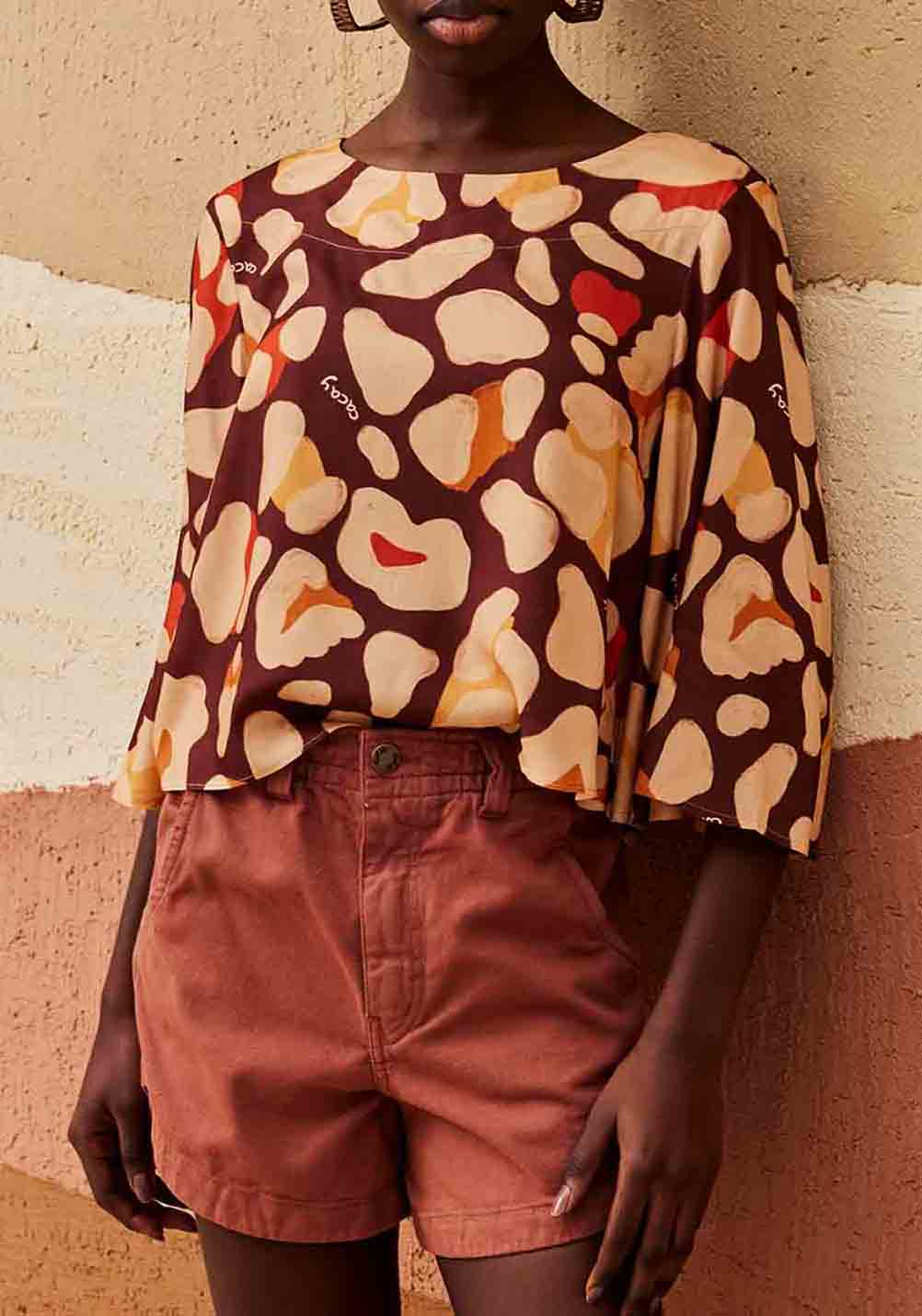 Blusa quadradinha manga kimono onça Cacay, detalhe da manga kimono