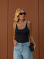 Blusa básica decote V feminina Skenn vista frontal