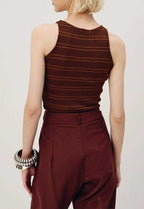 Blusa regatinha listrada Cacay, detalhe lateral do tecido e listras