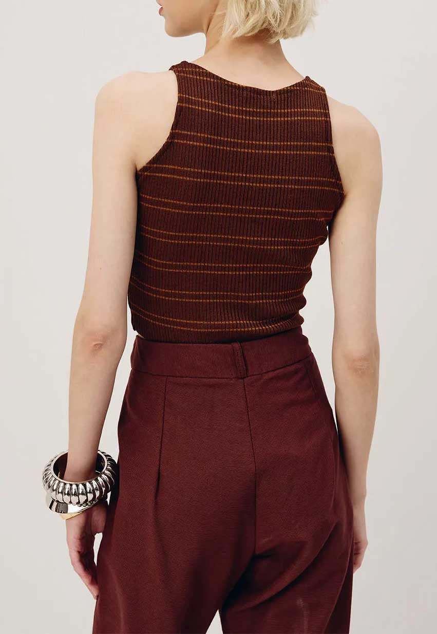 Blusa regatinha listrada Cacay, detalhe lateral do tecido e listras