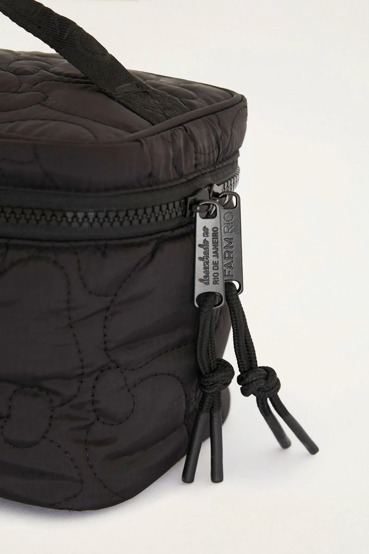 NECESSAIRE ME LEVA LISO 78326231A FARM Imagem secundária do produto