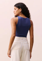 Close detalhe tecido e acabamento blusa Cropped Cacay