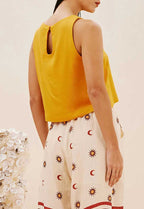 Modelo usando blusa cropped quadrada lisa Cacay 103890 look