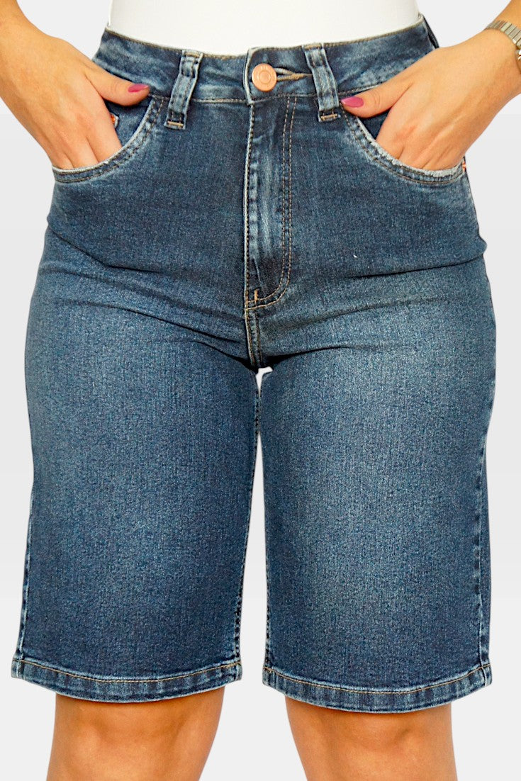 Bermuda jeans barra normal Revanche feminina, vista costas