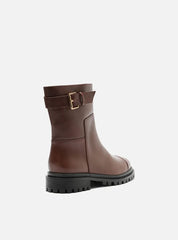 BOTA MARROM COURO CANO CURTO TRATORADA FIVELA A 13723 0009 0002 AREZZO