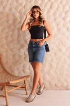 Bermuda jeans mom azul lateral mostrando corte feminina