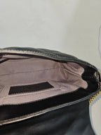 Detalhe matelassê e alça bolsa crossbody Schutz