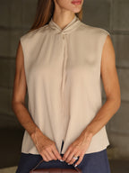 Blusa decote nó Skenn, detalhe lateral do decote e nó