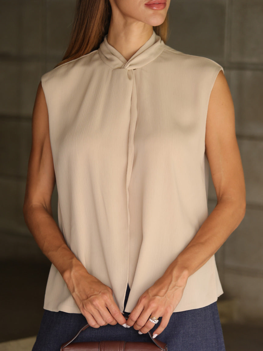Blusa decote nó Skenn, detalhe lateral do decote e nó