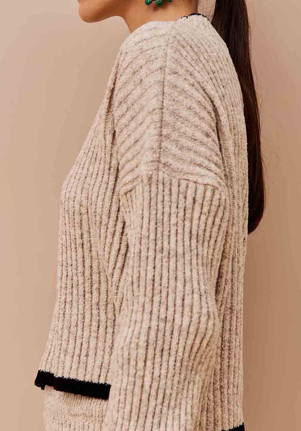 Detalhe do tricot diferenciado da blusa bicolor Cacay para mulher