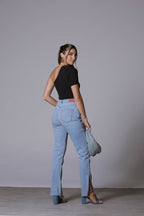 Perspectiva lateral da blusa ombro manga bufante ALCANCE feminina