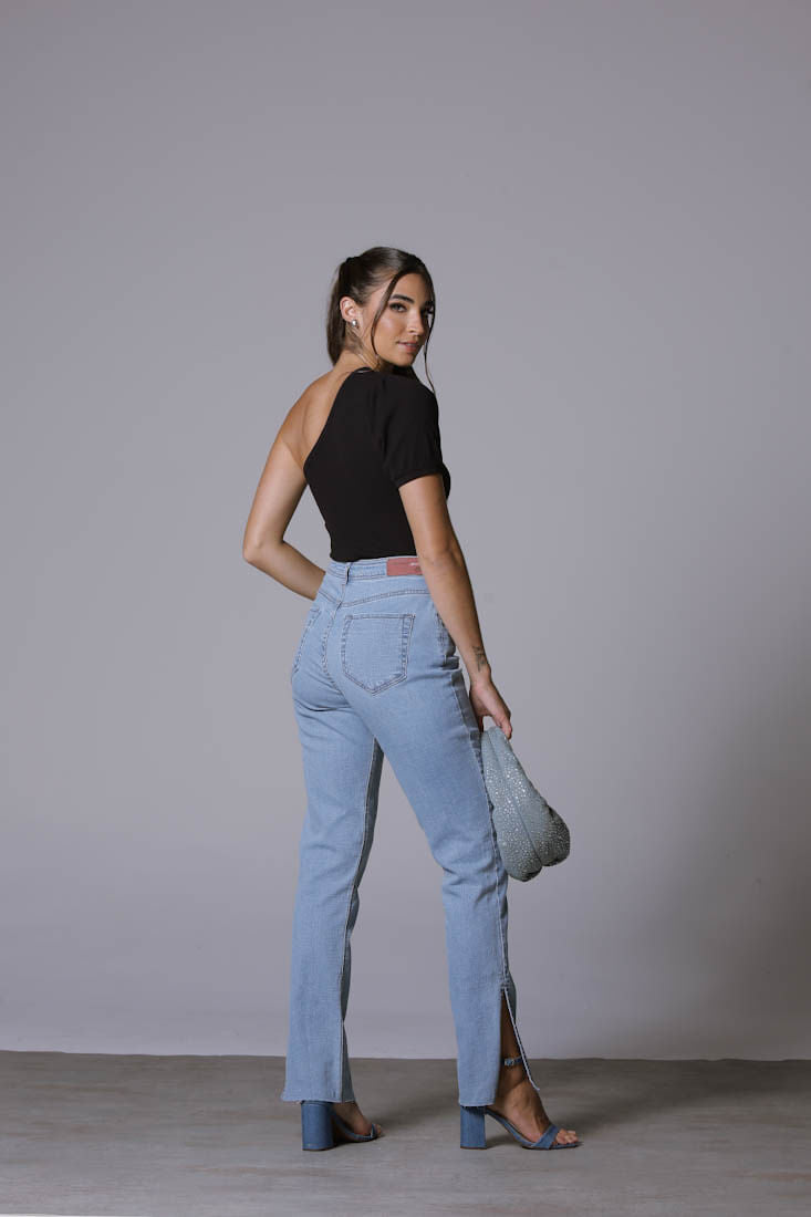 Perspectiva lateral da blusa ombro manga bufante ALCANCE feminina