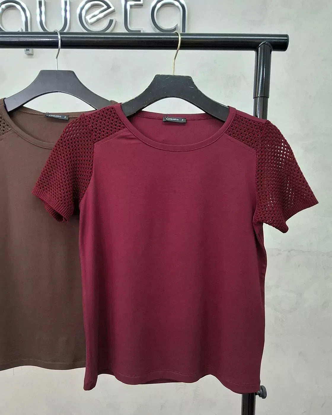 Look completo com blusa manga curta crochê Coqueta