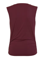 Close do ajuste e acabamento lateral da blusa degage Skenn