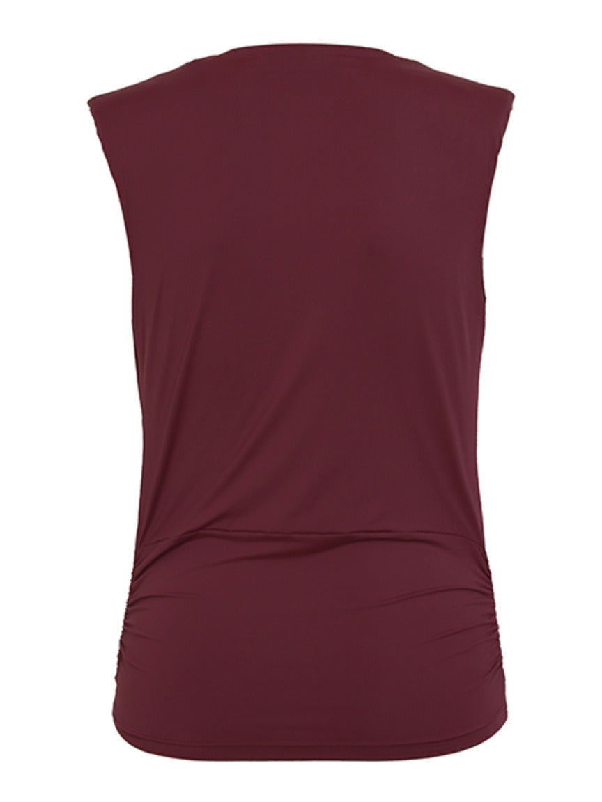 Close do ajuste e acabamento lateral da blusa degage Skenn