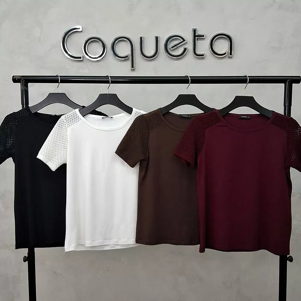 Detalhe das mangas e gola da blusa crochê Coqueta