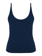 Close do decote V profundo da blusa básica Skenn