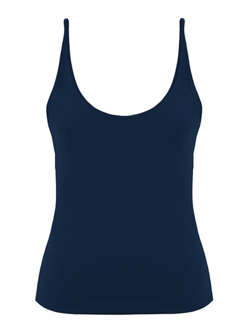 Close do decote V profundo da blusa básica Skenn
