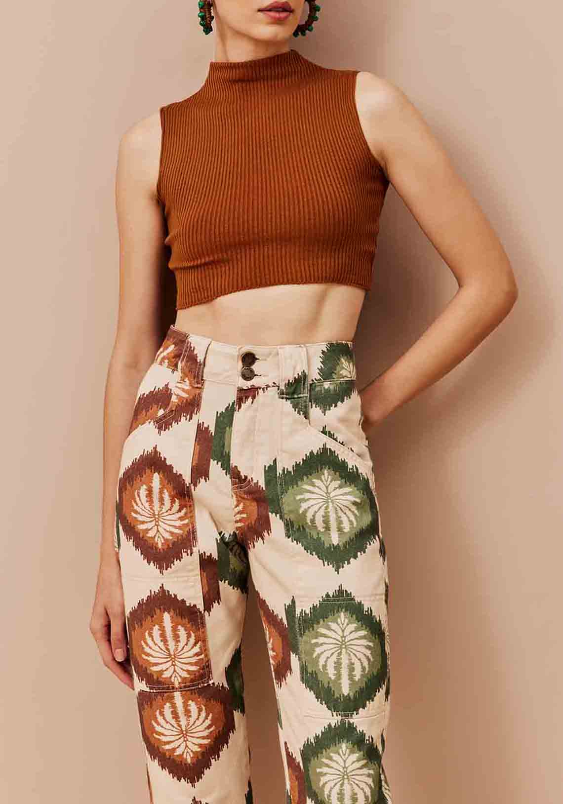 Blusa cropped feminina em tricot com golinha alta, vista frontal Imagem principal do produto