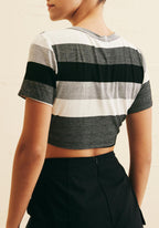 Modelo com blusa cropped manga curta Cacay 103079 look completo