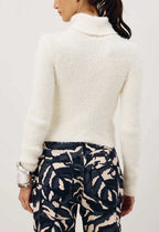 Perspectiva lateral e close da gola alta da blusa pelinho CACAY feminina