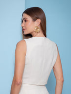 Close do tecido linho e textura da blusa colete Skenn
