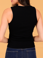 Blusa bandagem decote V Skenn costas mostrando ajuste e caimento