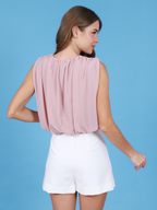 Detalhe dos franzidos e textura da blusa Fluidez Skenn