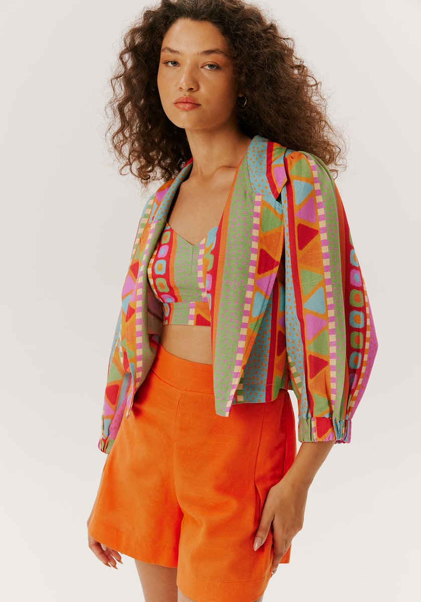 Blazer cropped azul claro manga 100769 Cacay lateral comprimento