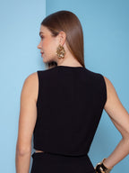 Blusa colete linho Skenn, vista lateral, mostrando caimento e silhueta