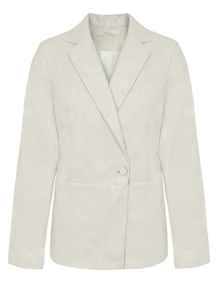 Detalhe fechamento transpassado e lapela blazer Skenn