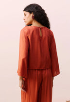 Blusa cropped quadradinha manga Cacay vista costas feminina